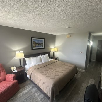 Quality Inn Schaumburg - Chicago - Comfortable King size bed, apparently an accessibility room. - Hotels Near Me - Schaumburg, Illinois Quality Inn Schaumburg - Chicago - Comfortable King size bed, apparently an accessibility room. - Hotels Near Me - Schaumburg, Illinois