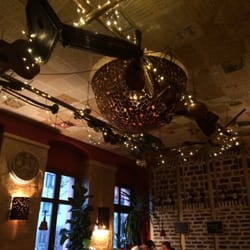 Büchner - Musiknoten und Instrumente an der Decke.