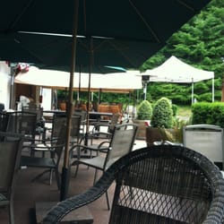 Walter Dacon Wines - Another view of the outside