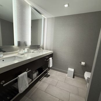 Envue, Autograph Collection - King bedroom - bathroom - Hotels Near Me - Weehawken, New Jersey Envue, Autograph Collection - King bedroom - bathroom - Hotels Near Me - Weehawken, New Jersey