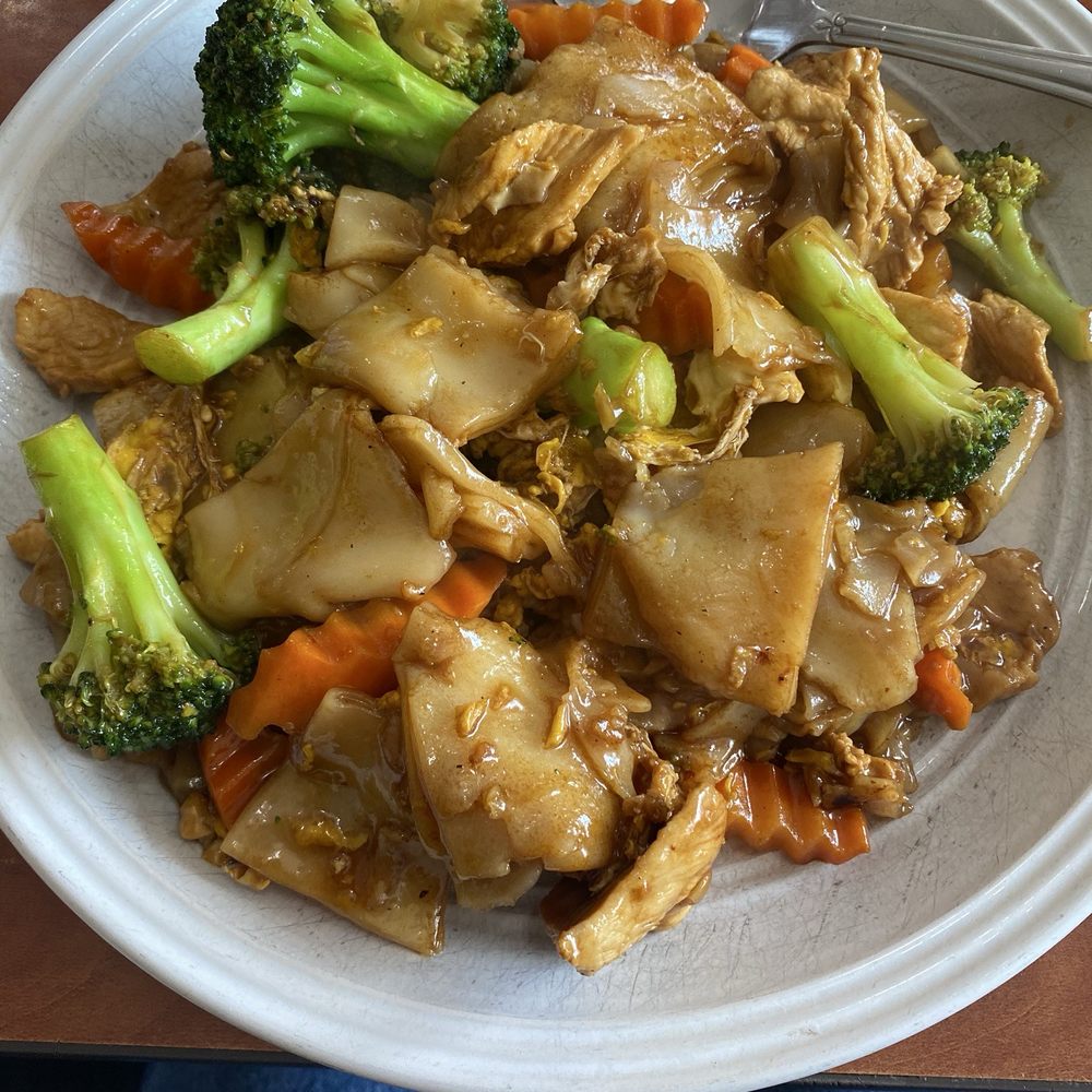 Pad se ew with chicken Pad se ew with chicken