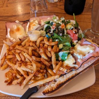 Bistro l'Évidence - Ham and Goat Baguette with French fries - Breakfast & Brunch Near Me - Montreal, Quebec