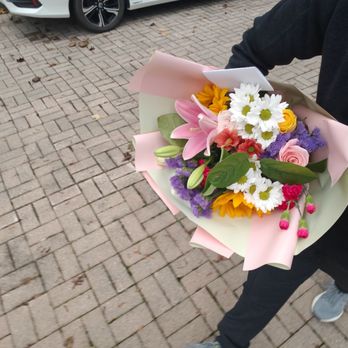 Yunza Florist - A bouquet of fresh flowers with pink Lilies, roses, and sunflowers. - Florists Near Me Yunza Florist - A bouquet of fresh flowers with pink Lilies, roses, and sunflowers. - Florists Near Me