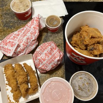 Jollibee - The meal is completely missing fries. This was not even a complicated order. - Chicken Shop Near Me - Plano, Texas
