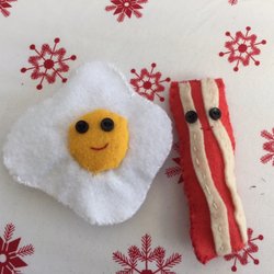 GreenARTS Camp - This Egg & Bacon is made from felt fabric, sewn with embroidery thread. And instant classic!