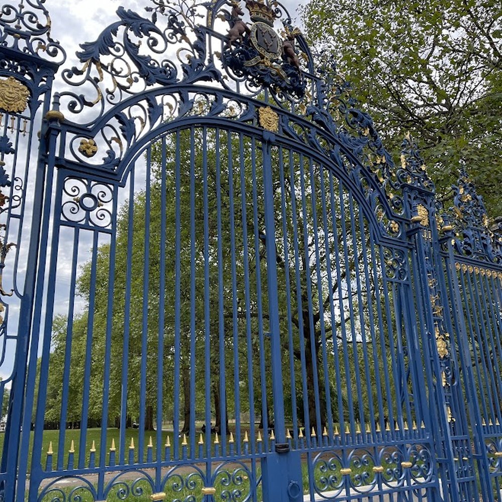 Buckingham Palace - Impressive gates, with a cool color, outside the palace grounds. - Landmarks & Historical Buildings Near Me - London, XGL