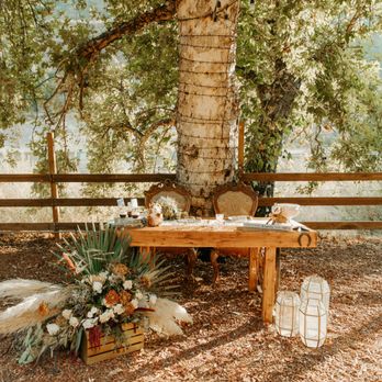 Sweetest Blooms - Sweetheart table arrangement - Floral Designers Near Me Sweetest Blooms - Sweetheart table arrangement - Floral Designers Near Me