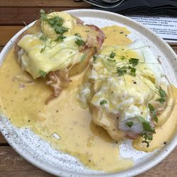 Leo's Beanery - Eggs benny