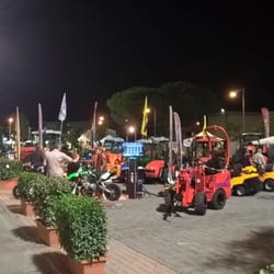 Fiera di Casalguidi - Nella piazza antistante la palestra, c'è l'esposizione dei mezzi agricoli.