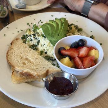 Cafe Belen - Egg white veggie plate with fruit - 10/10 - Breakfast & Brunch Near Me - Los Angeles, California