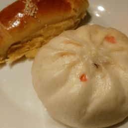 Chicken deluxe steamed bun & baked pineapply bun Chicken deluxe steamed bun & baked pineapply bun
