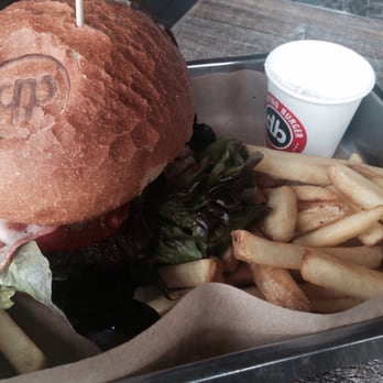 Domyno Burger Bar - Burgers Near Me - Prague, Puerto Rico