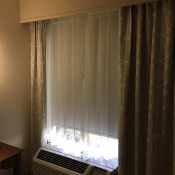 Hampton Inn Collinsville - The window curtain/blind set up doesn't let you close all the way. - Hotels Near Me - Collinsville, Illinois