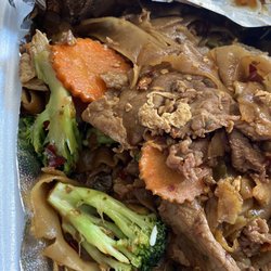 Beef pad see yew ft chili oil