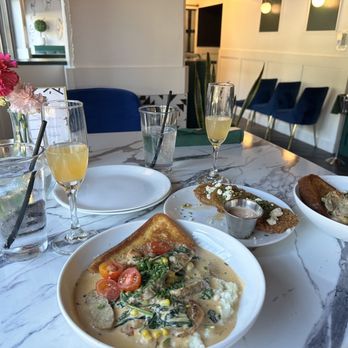 Breakfast At Barneys - Shrimp and grits, fried green tomatoes, peach mimosas - Breakfast & Brunch Near Me - Atlanta, Georgia Breakfast At Barneys - Shrimp and grits, fried green tomatoes, peach mimosas - Breakfast & Brunch Near Me - Atlanta, Georgia