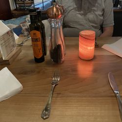 Restaurant Zorbas seit 1982 - Tischdeko mit Essig und Öl auf dem Tisch