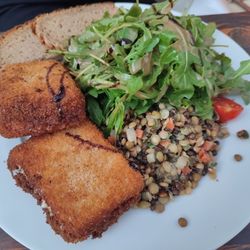 Gebackener Fetakäse auf Rucola Linsensalat (12,90 €)