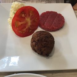 Restaurante Pepe's - Ensalada de pollo, carne tártara y hamburguesa