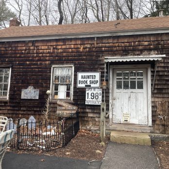 The Book Barn - Used Bookstore Near Me - Niantic, Connecticut