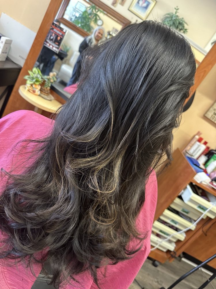 Nellie Manosca @ Lorna's Salon Logo