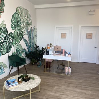 Willow + Elm Wellness - Front lobby and waiting area - Acupuncture Near Me - Chicago, Illinois Willow + Elm Wellness - Front lobby and waiting area - Acupuncture Near Me - Chicago, Illinois