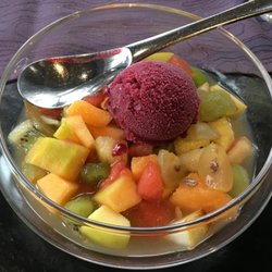 Restaurant à l'Agneau - Johannisbeersorbet mit Obstsalat