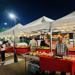 Canyon Country Farmers Market - The best oranges in town