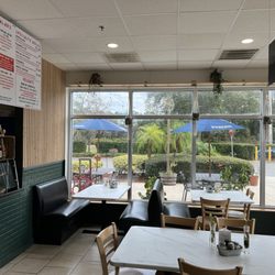 Tony's Pizza - Dining room