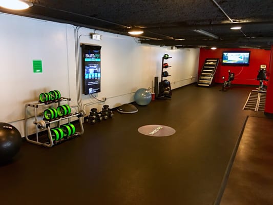 Photo de Snap Fitness 24-7 - Daly City, CA, États-Unis. Large workout room - SmartSpot, JacobsLadder, Nufit Bells, rowing machine, Bosu, medicine &amp; stability balls, mats, foam rollers and 70" TV.