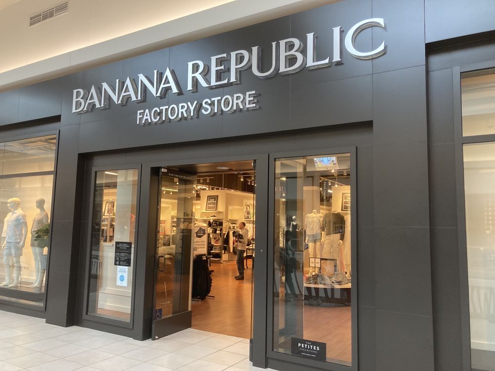 BANANA REPUBLIC FACTORY STORE 5220 Rose St, Rosemont, Illinois