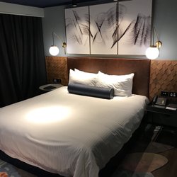 Naumi Auckland Airport Hotel - Great size comfortable bed with bedside usb charging stations!