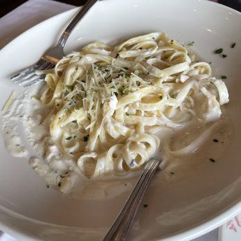 Maggiano's - Fettuccine Alfredo with Chicken - Italian Near Me - Cincinnati, Ohio Maggiano's - Fettuccine Alfredo with Chicken - Italian Near Me - Cincinnati, Ohio