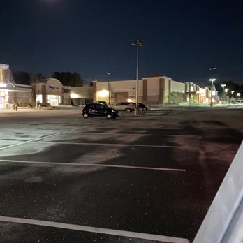 ALDI - Parking lot has ZERO working lights. - Grocery Near Me - Salem, New Hampshire