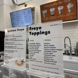 Bear Donut - Froyo flavors and toppings
