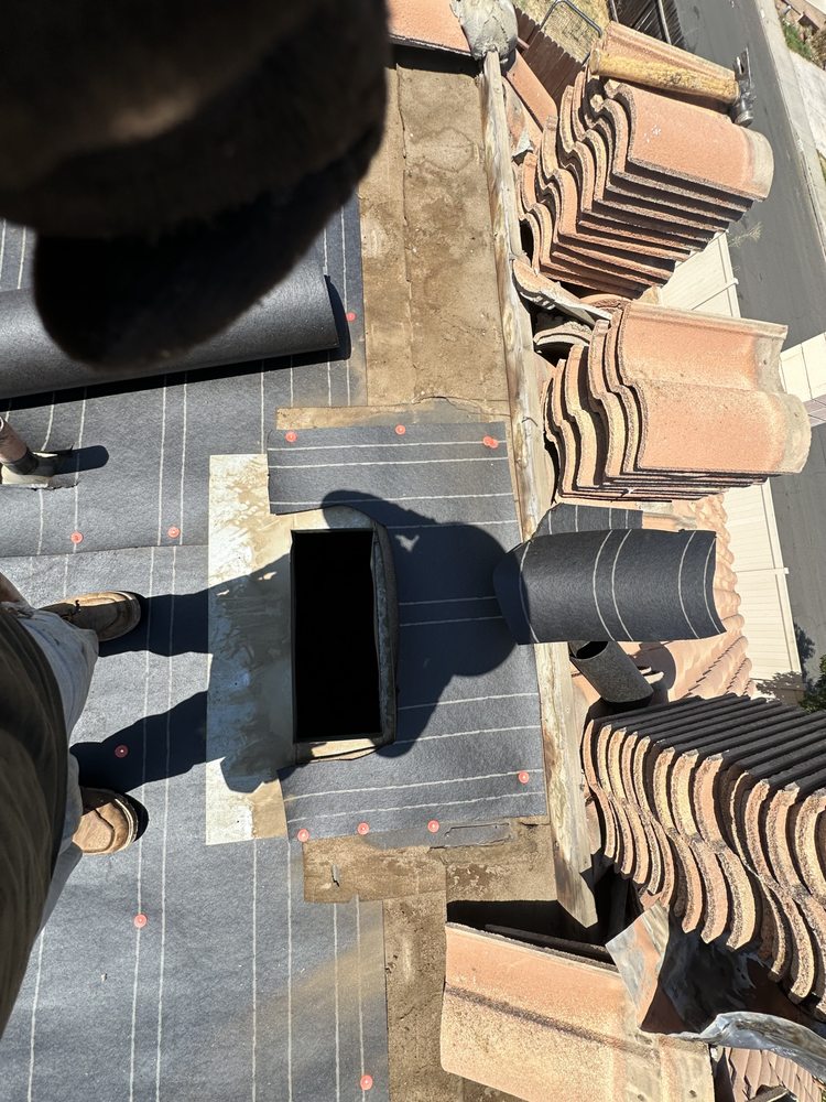 Slide of Del Toro Roofing