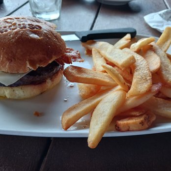 The Pour House - Bacon cheeseburger - American Near Me - Exton, Pennsylvania