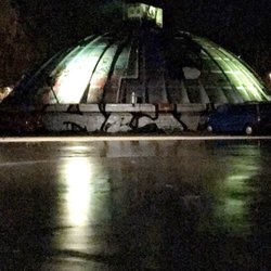 Coupolle - La coupole von draussen in der Nacht.