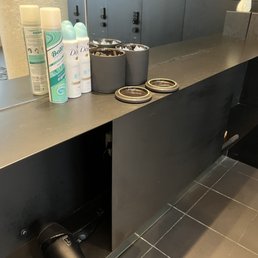 Locker room (free hair ties, tampons, spray deo) Locker room (free hair ties, tampons, spray deo)