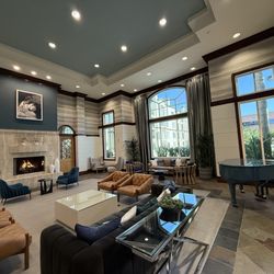 Regents La Jolla - Club house with piano