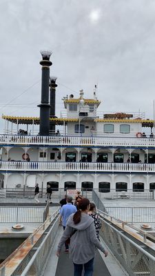 Paddlewheeler Creole Queen by null