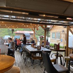 Dirty Skillet - Indoor/outdoor dining
