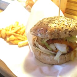 Hamburger z Karaibów - Zdjecie absolutnie nie oddaje. Ciemniejsza bułka, kamemerą i jajo. Jeden z lepszych burgerów w Warszawie.