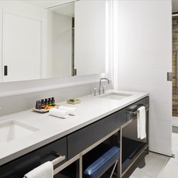 Canopy by Hilton Washington DC The Wharf - Guest room bath