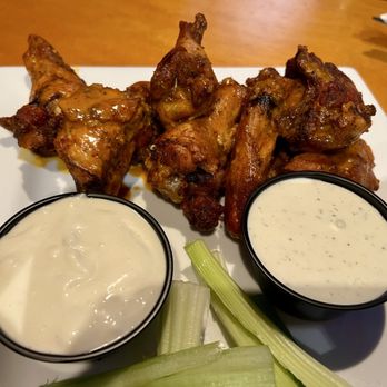 West End Grill - 10 buffalo wings ($17).  These were great. Kid gave them a thumbs up. - Sports Bars Near Me - Annapolis, Maryland