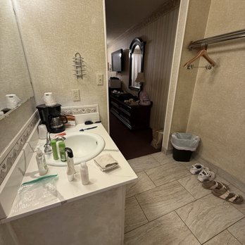 Sleeping Ute Mountain Motel - Sink outside of shower and closet - Hotels Near Me - Cortez, Colorado Sleeping Ute Mountain Motel - Sink outside of shower and closet - Hotels Near Me - Cortez, Colorado