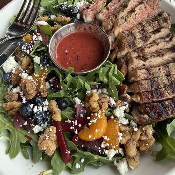 Steelbound Williamsville - Crimson Garden Salad with Steak - Breweries Near Me - Williamsville, New York Steelbound Williamsville - Crimson Garden Salad with Steak - Breweries Near Me - Williamsville, New York