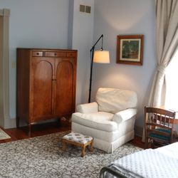 Laurel Manor House Bed and Breakfast - Sycamore Room reading chair
