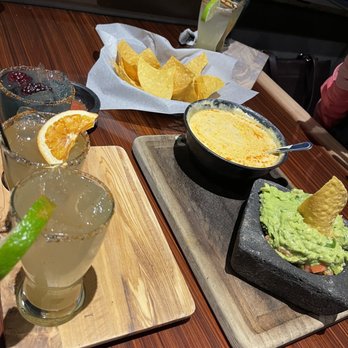 Los Agaves Grill - Margarita flight, guac and queso with chorizo. - Bars Near Me - Westfield, Indiana Los Agaves Grill - Margarita flight, guac and queso with chorizo. - Bars Near Me - Westfield, Indiana