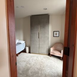 400+ lb. Armoire 400+ lb. Armoire