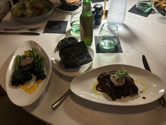 Anna's Table by null